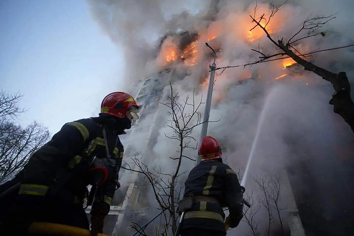 Feuerwehrmänner löschen ein Hochhaus in Kharkiv. Das Gebäude im Sviatoshynsky-Viertel wurde von russischen Granaten getroffen. 