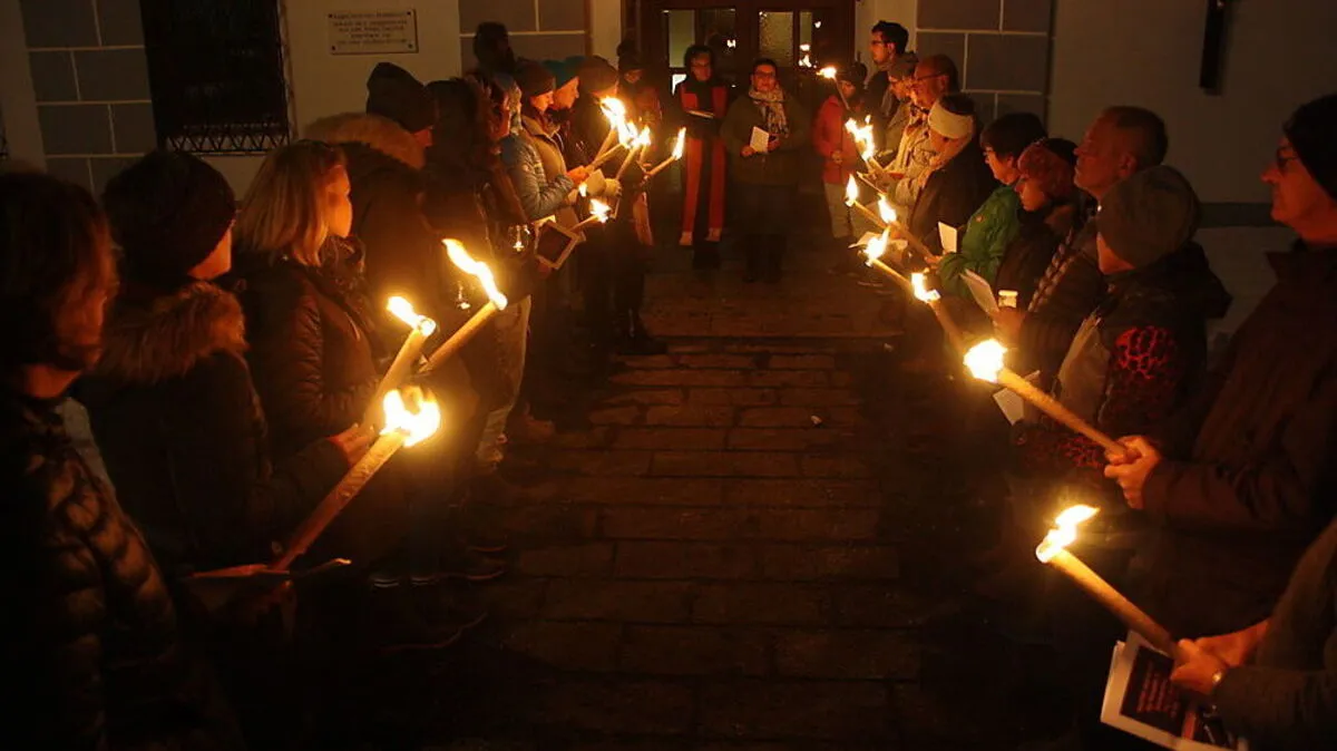 Gestern wurde vor dem evangelischen Pfarrhaus wieder für Hossein K. gebetet