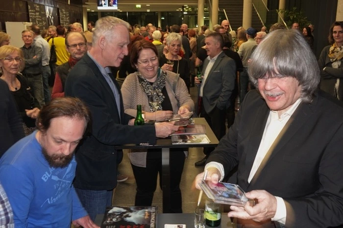 Mit Riesenapplaus und Zugaben, aber auch mit Autogrammen auf seinen zahlreichen CD´s, Musikalben und in sein großes Eisenbahnbuch, endete ein großartiger Boogie Woogie Abend in Weiz..