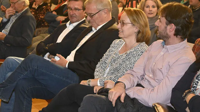 An die 150 Interessierte verfolgen die Ausführungen der Vertreter der Bürgerinitiative "L(i)ebenswert Seeboden" im Kulturhaus.