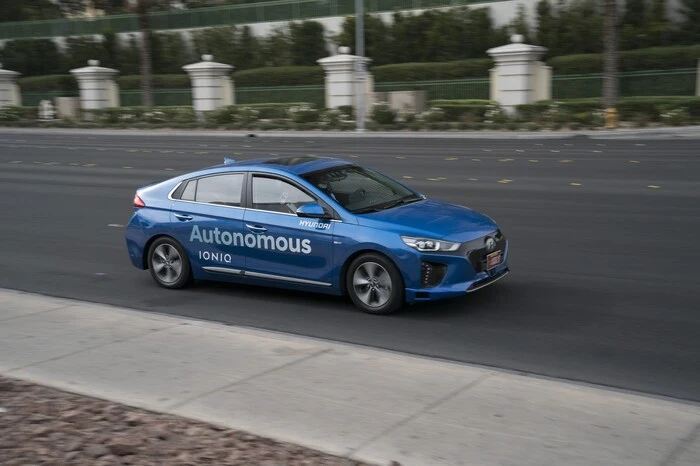 Zur Sensorikgehören außerdem: Fern-und Mittelbereichsradar, die vor allem dasUmfeldweit vor dem Fahrzeug abdecken, Seiten-LIDAR-Sensoren für die Überwachung der Umgebung neben dem Auto sowie ein Radarsystem am Heck. Eskommen drei Stereokameras zum Einsatz, die Verkehrszeichen, Fahrbahnmarkierungen und Ampelsignale auswerten sowie Fußgänger in unmittelbarer Nähe erkennen. Per GPS wird die exakte Position des Ioniq ermittelt, die wiederum mit dem hochauflösenden Kartenmaterial abgeglichen wird.