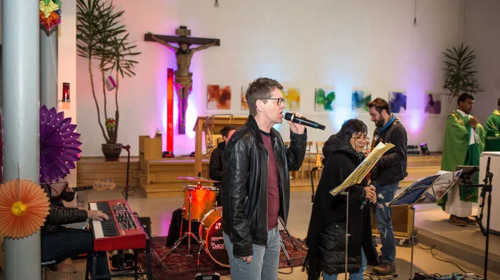 Einmal im Jahr, am Faschingssonntag, lädt Pfarrer Peter Deibler (Bild) zur Rockmesse in die Herz-Jesu-Kirche in Klagenfurt-Welzenegg.