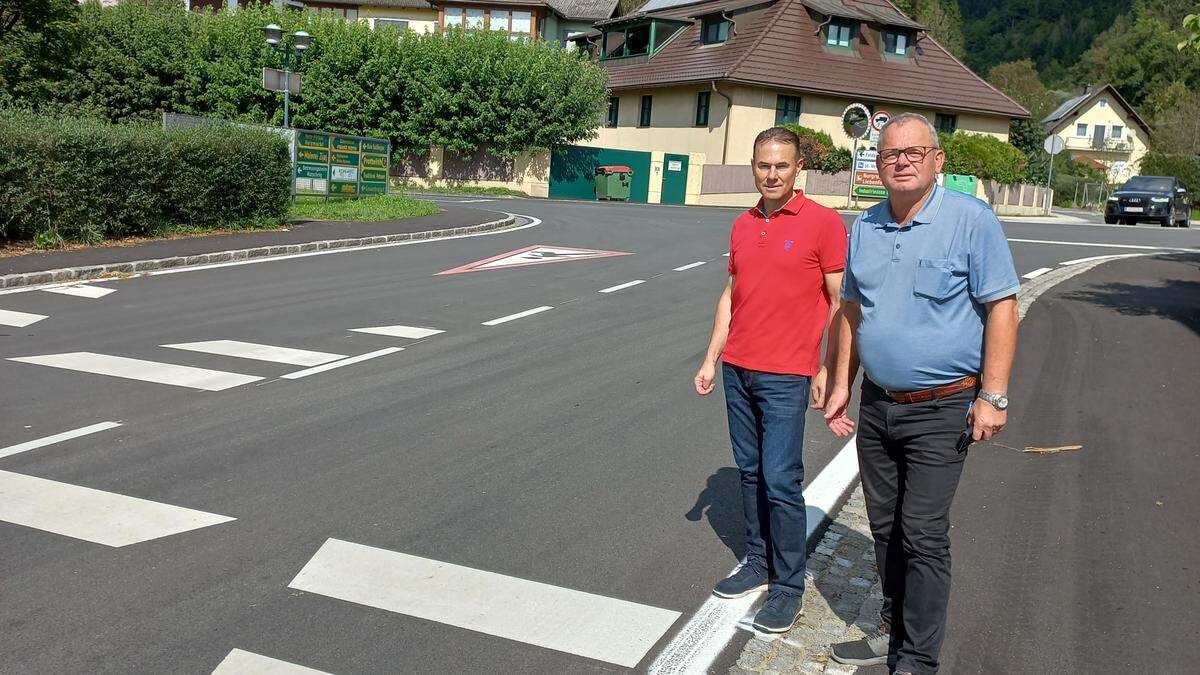 Von links: Vizebürgermeister Werner Ruhdorfer (SPÖ) und Bürgermeister Klaus Köchl (SPÖ) neben der neuen Bodenmarkierung