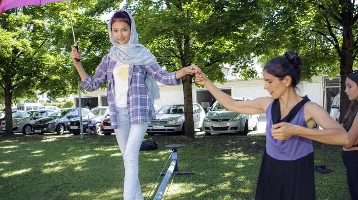 Die jungen Akrobaten geben heute bei der Abschlussaufführung im Park des Diözesanhauses beeindruckende Zirkuskunststücke zum Besten.