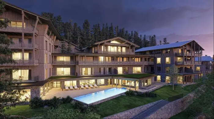 280 Betten-Haus mit Blick auf den Großglockner und Infinity-Pool