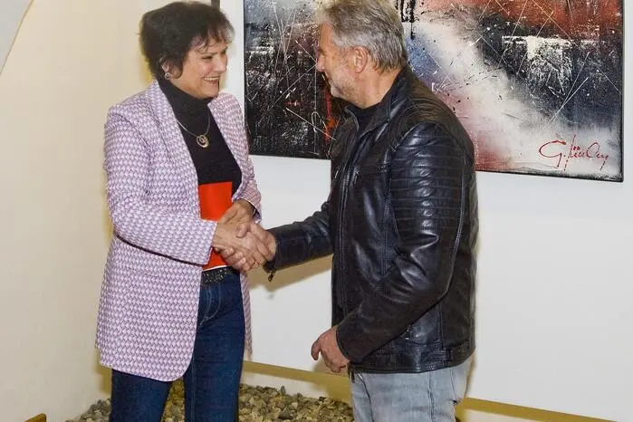 Da er künstlerisch schon immer kreativ war, war es sein Wunsch, auch die Malerei neben seinem Beruf aktiv auszuführen. „Malen wirkte auf mich immer schon faszinierend, sodass ich letztendlich 2006 mit der abstrakten Malerei begann“, erzählte er bei der Ausstellungseröffnung.