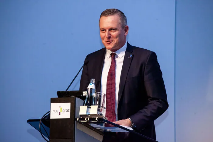 Mario Kunasek (geb. am 29. Juni 1976) lebt in Gössendorf in Graz-Umgebung und hat nach seiner Lehre zum Kfz-Techniker eine Laufbahn beim Bundesheer bis zum Stabswachtmeister - derzeit karenziert - eingeschlagen. Er übernahm 2014 von Gerhard Kurzmann den Chef-Posten bei der steirischen FPÖ und fuhr 2015 bei seiner ersten Landtagswahl mit 26,76 Prozent und einem Plus von 16,10 Prozentpunkten ein fulminantes Ergebnis ein. Nach der Nationalratswahl 2017 wurde der frühere Nationalratsabgeordnete als Verteidigungsminister in die türkis-blaue Bundesregierung berufen. Er folgte dem Ruf, blieb der Steiermark aber immer verbunden, weshalb sein zweites Antreten bei der Landtagswahl nie zur Debatte stand. Sein Ziel war nach dem ausgezeichneten Ergebnis 2015 eigentlich der Posten des Landeshauptmanns. Nach den Problemen der FPÖ auf Bundesebene - Stichwort Ibiza und Spesenaffäre - ist dieser allerdings wieder in die Ferne gerückt. Kunasek ist verheiratet und Vater eines Sohnes. Kunasek im Gespräch mit Claudia Gigler: "Es darf nicht passieren, dass die Leute blau denken, schwarz wählen und mit den Grünen aufwachen."