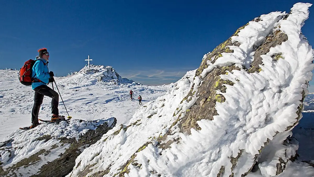 Kunstvoll hat der eisige Wind die Steinblöcke mit Eis überzogen