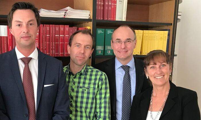 Brandl, Peter Fischer, Clementschitsch und Karin Fischer (von links) im neuen Büro von Junganwalt Brandl