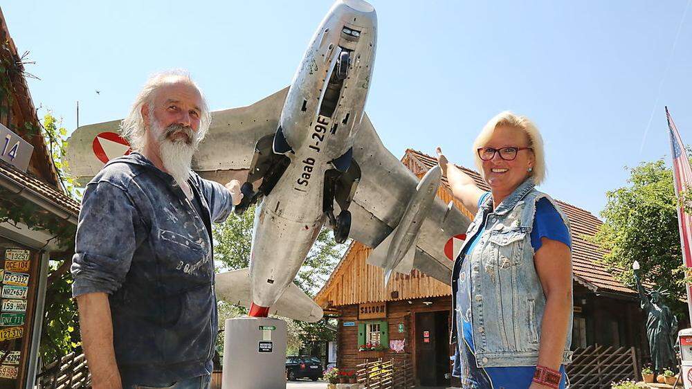 Herbert und Irmgard Schober mit ihrem Buschenschank-Jet.