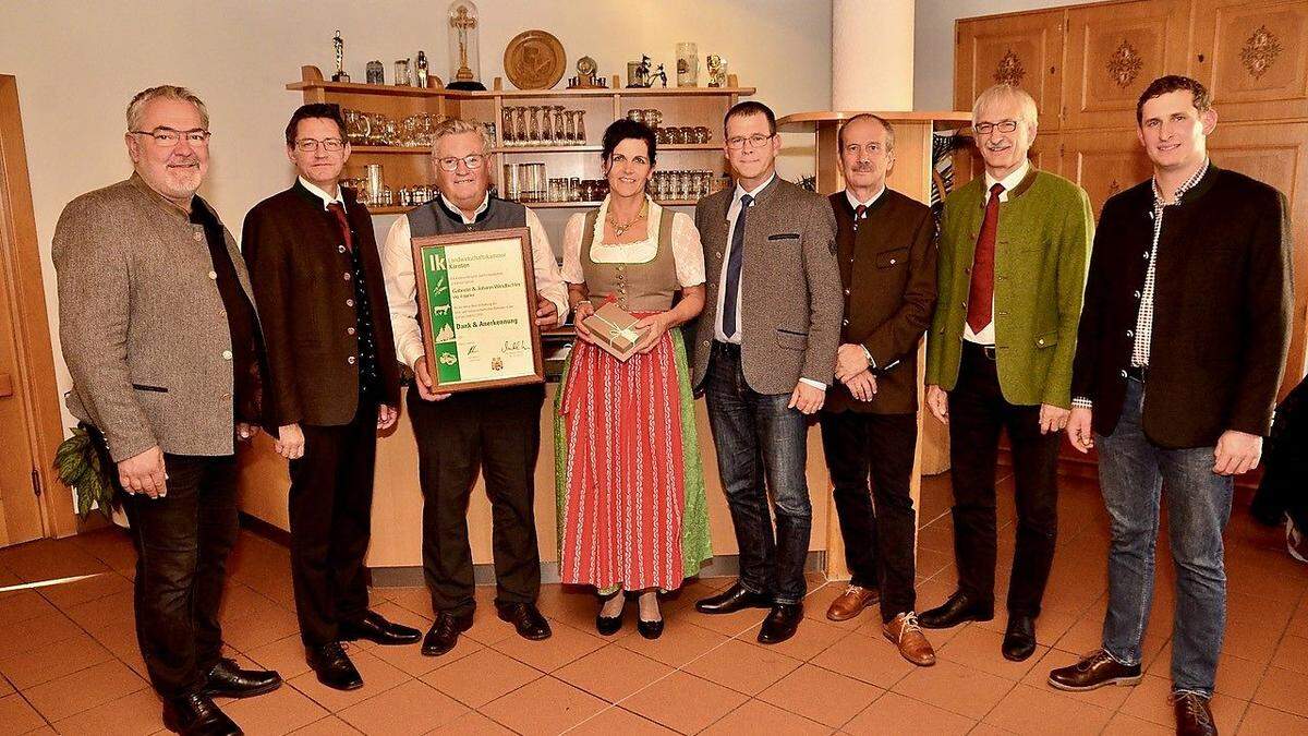 Auch Lesachtals Bürgermeister Johann Windbichler und Gattin Gabriele (Mitte) waren unter den Hofübergebern. Im Bild mit Roman Berger, LWK-Präsident Siegfried Huber, Franz Oberguggenberger, Valentin Grader,  Hans Mikl und Michael Themeßl (von links) 