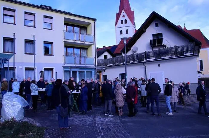 Die zahlreichen „Krapfenesser“ nutzten jedenfalls die Gelegenheit, um zu einem längeren, gemütlichen Plauscherl zusammenzustehen.