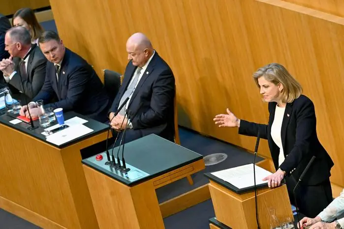 Die neue Außenministerin Beate Meinl-Reisinger (NEOS) meinte, das Arbeitsprogramm sei „kein Kompromissprogramm“, auch wenn man aufeinander zugegangen sei.