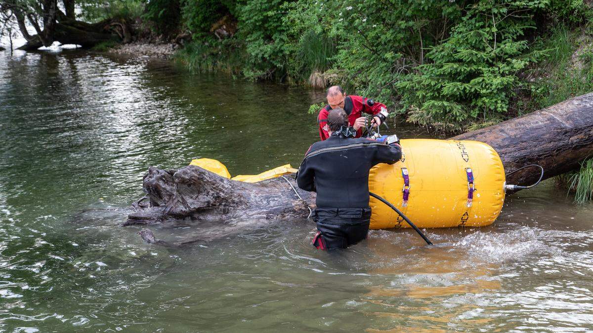 Feuerwehrtaucher holten den mehr als Tausend Jahre alten Baumstamm mit Hebeballons und Seilwinde aus dem See