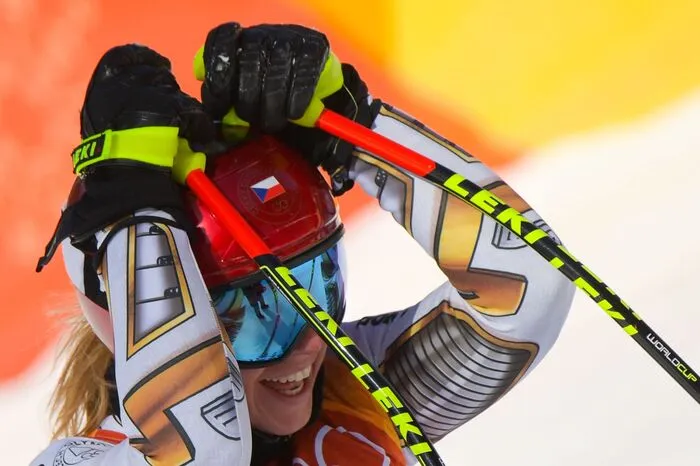 Mit einer Hundertstelsekunde Vorsprung auf Anna Veith sicherte sich Ledecka die Gold-Medaille. Sie selbst konnte es zuerst gar nicht fassen.