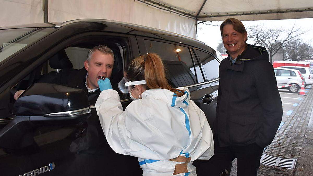 Betreiber Thomas Kunauer (rechts) mit Bürgermeister Hannes Primus in der neuen Drive-In-Teststraße