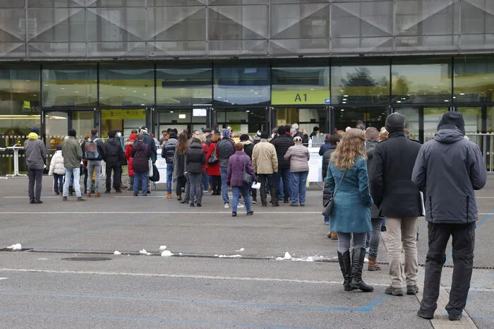 Vor der Grazer Messehalle A bildeten sich schon vor 8 Uhr die ersten Warteschlangen.