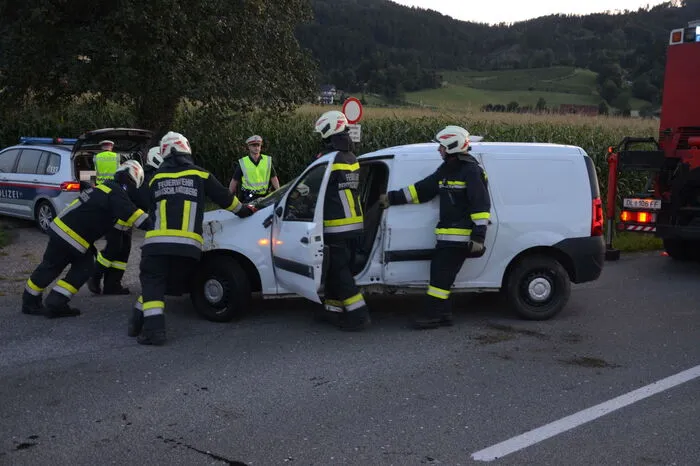 Die Feuerwehr barg das Unfallfahrzeug und reinigte die Fahrbahn.