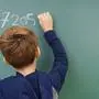 schüler schreibt zahlen an die tafel