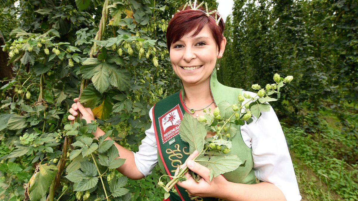 Die aktuelle Hopfenkönigin Nicol Dworschak wird von einem Mann beerbt