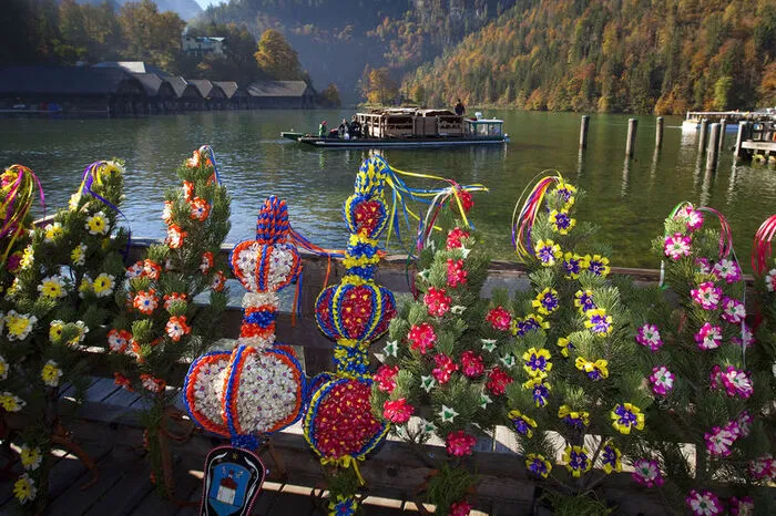 Die traditionellen Fuikln, der bunte Kopfschmuck der Kühe
