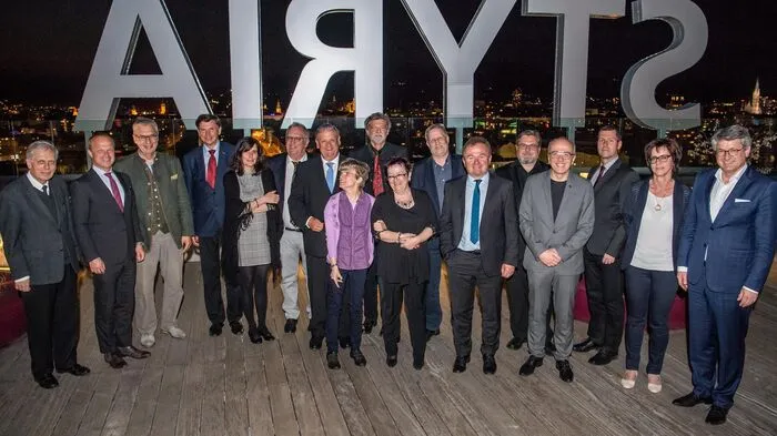 Sie sind seit 25, 40 oder sogar 45 Jahren in der Styria Media AG beschäftigt: 14 Jubilare der Kleinen Zeitung und der "Presse" wurden bei einer Feier im 14. Stock des Styria Media Centers in Graz geehrt - und zwar von der Reinigungskraft bis zum Ressortleiter.