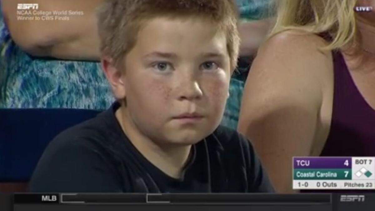 Der kleine Baseball-Fan bringt die Internet-Community zum Lachen