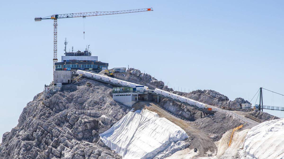 Stück für Stück soll aus der 54 Jahre alten Bergstation ein modernes Gebäude mit PV-Fassade und Panorama-Restaurant werden