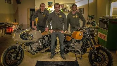 Kosjek, Widmann und Tilke (von links) in der Motorrad-Werkstatt 