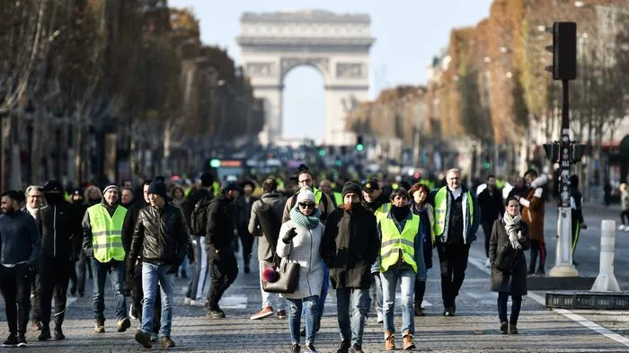 Eine Protestbewegung in Frankreich unter dem Schlagwort "Gelbe Warnwesten" (gilets jaunes) richtet sich gegen das Vorhaben der Regierung, die Steuern für Autofahrer im kommenden Jahr weiter zu erhöhen.