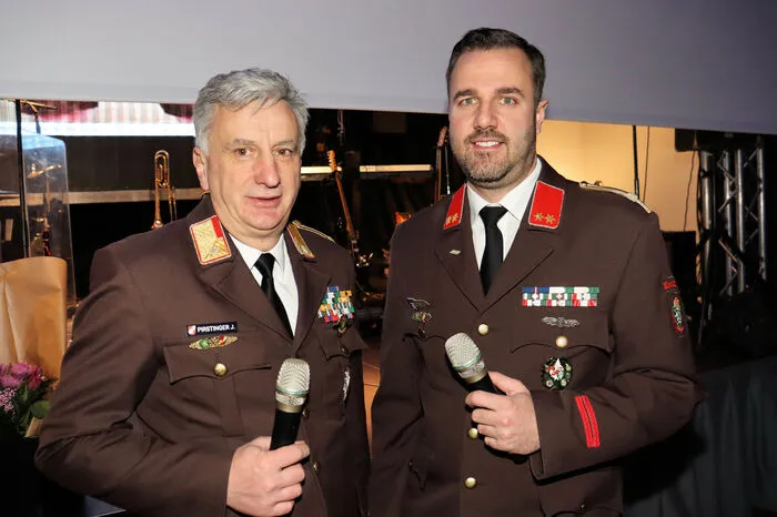Nach Grußbotschaften der Kommandanten Josef Pirstinger (links) und Philipp Müller und den Worten „alles Walzer“ stand einer großartigen Ballnacht bis in die frühen Morgenstunden nichts mehr im Wege.