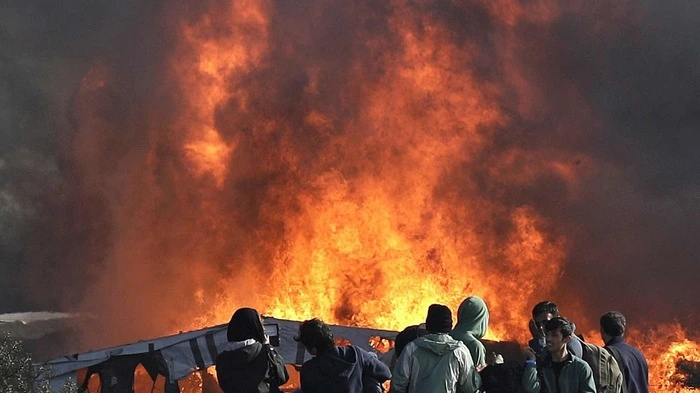 Das Flüchtlingslager von Calais steht in Flammen und wird deshalb komplett geräumt.