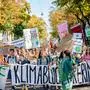 20230915 Klimastreik Demonstration in Wien WIEN, OESTERREICH - 15. SEPTEMBER: TeilnehmerInnen der von Fridays for Future Austria organisierte Demonstration unter dem Motto -Zukunft fuer alle-Jetzt handeln- anlaesslich des Weltweiter Klimastreiks 2023 am 15. September in Wien, Oesterreich 230915_SEPA_17_240 Copyright: xIsabellexOuvrardx SEPAxMedia