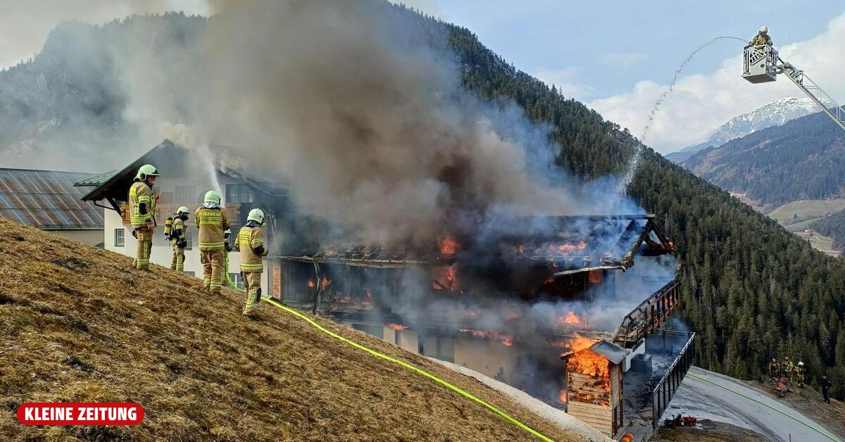 Hotel in flames: Strong winds challenge emergency responders