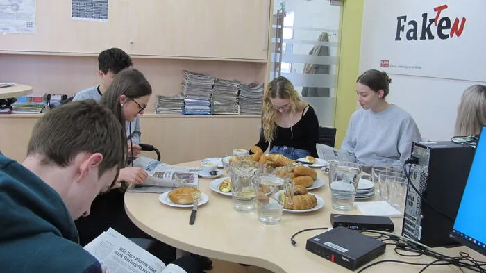 Zu Beginn des Redaktionsbesuchs lasen die Schüler interessiert die Zeitung.