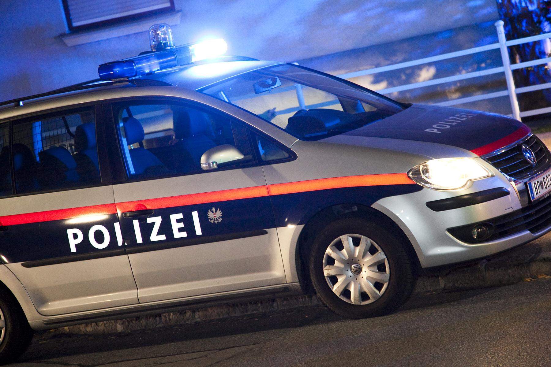 Lenker alkoholisiert: Fahrzeug in Klagenfurt gegen Haus geschleudert