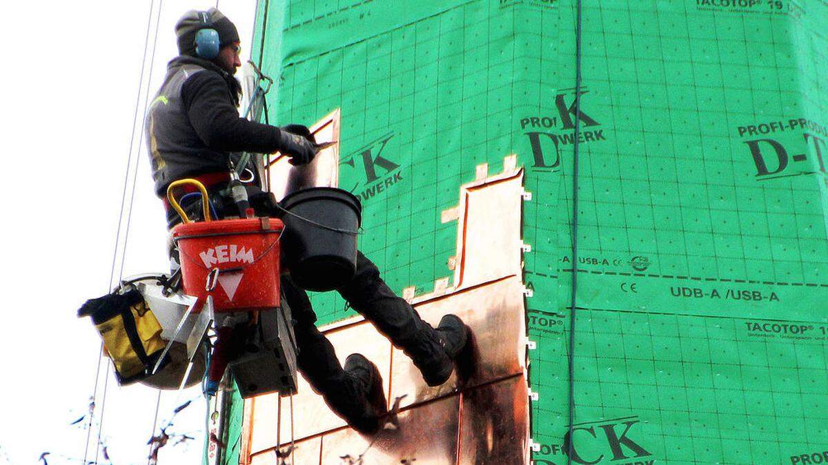 Daniel Martin bei der Arbeit am Jaklinger Kirchturm im Lavanttal 