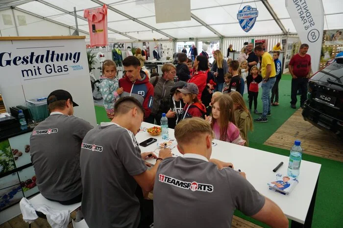 Spieler des TSV Hartberg kamen zu einer Autogrammstunde.