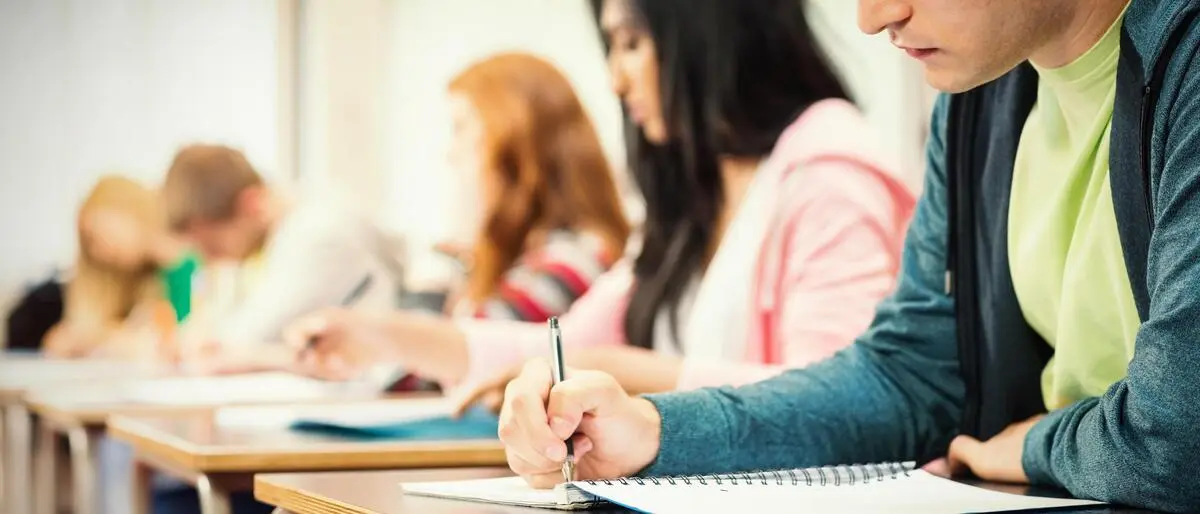 Schüler schreiben einen Test 