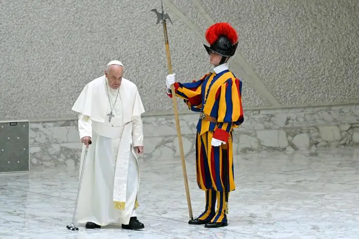 TOPSHOT - Pope Francis walks past a Swiss guard as he arrives for an audience to the Christian associations of Italian workers (ACLI) on June 1, 2024 at Paul-VI hall in The Vatican. (Photo by Tiziana FABI / AFP)