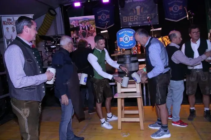 Das traditionelle Anschlagen des Bierfasses nahmen die beiden Ex-Obmänner der Sportvereine, Gerhard Langmann in gekonnter Weise vor, assistiert wurden sie dabei von Ehren-Präsident Otto Kresch, Obmann Alexander Woldrich, Jakob Kalcher und Christoph Halper von der Brau-Union sowie Bürgermeister Jochen Bocksruker und Stadtrat Andreas Albrecher.