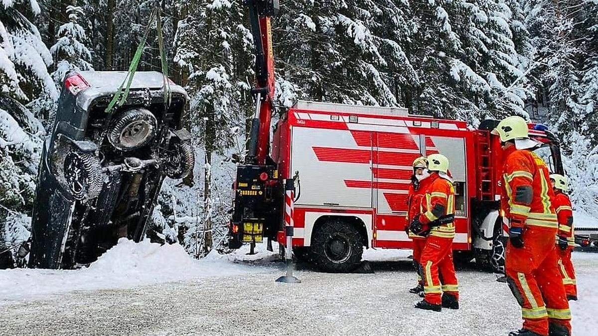 Das Auto wurde mittels Kran geborgen