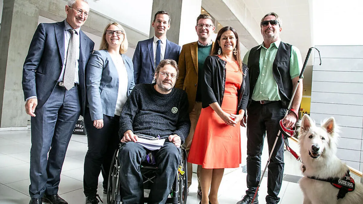 Präsentation des neuen Lehrgangs: Karl Peter Pfeiffer (FH-Rektor), NRAbg. Martina Kaufmann, Martin Payer (FH), Lehrgangsleiter Martin Gössl, Landesrätin Doris Kampus, Mitglied des Vereins Selbstbestimmt Leben Dietmar Ogris und Robert Konegger, Obmann des Vereins Selbstbestimmt Leben (vorne).