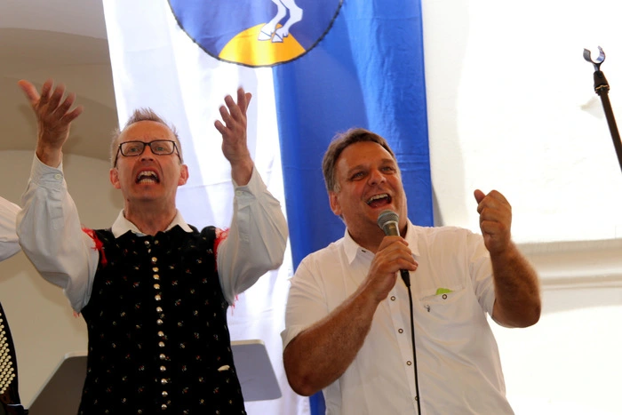 Peter Grillitz führte humorvoll durch das zweisprachige Programm. 