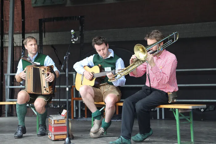 Die an verschiedenen Plätzen rund um den Bergmannsplatz angebotenen Kurzworkshops zu verschiedenen Liedtypen – Jäger- und Almlieder, gesellige Lieder, Jodler, geistliche Lieder, Gstanzln oder Schlager – fanden ebenso begeisterten Zulauf wie die vielen Konzerteinlagen von örtlichen Gesangsgruppen und -vereinen, Schulen, Kindergärten und der Eisenerzer Musikschule, und, nicht zuletzt, die musikalisch-historischen Stadtrundgänge.