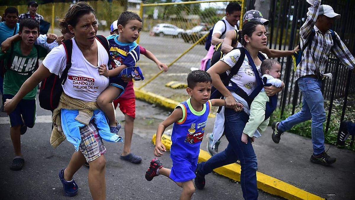 Honduras gehört besonders wegen der brutalen und mächtigen Jugendbanden und des Drogenhandels zu den Ländern mit den weltweit höchsten Gewaltraten. Außerdem leben 68 Prozent der neun Millionen Einwohner in Armut