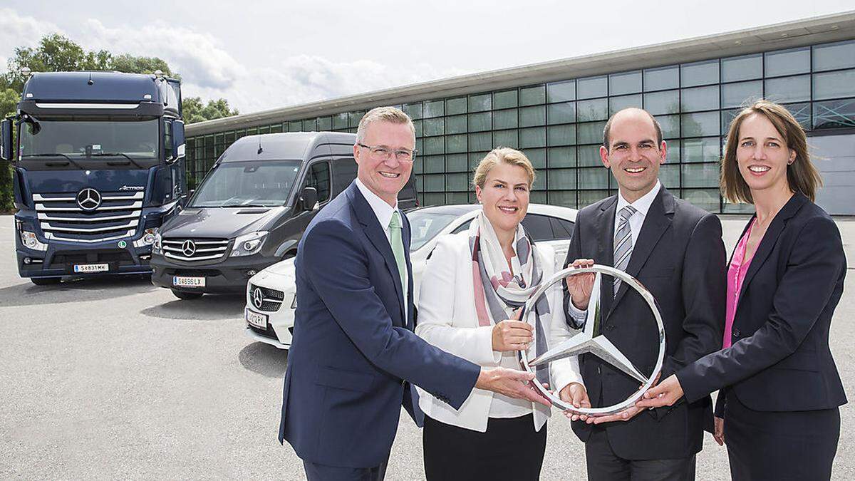 Dirk Schmelzer, Corinna Widenmeyer und Doreen Laubsch von Mercedes mit Peter Jagersberger vom Autohaus Kaposi