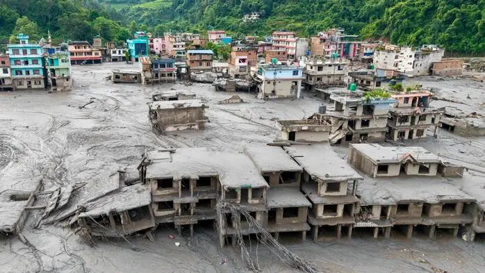 Die Luftaufnahme zeigt von Schlammmassen überflutete Häuser in Devighat im nepalesischen Distrikt Nuwakot 