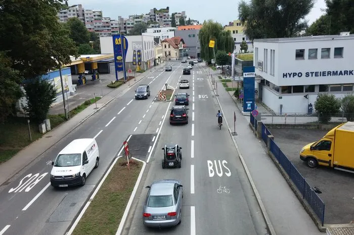 ... zwei Busspuren und einen Grünstreifen.