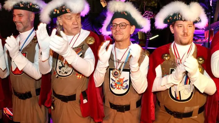 Nicht am 11.11., sondern bereits am 7.11. um 19.11 Uhr wurde in der Bezirkshauptstadt der Fasching geweckt. Grund war der Start der St. Veiter Narren in ihre 62. Faschingssaison.